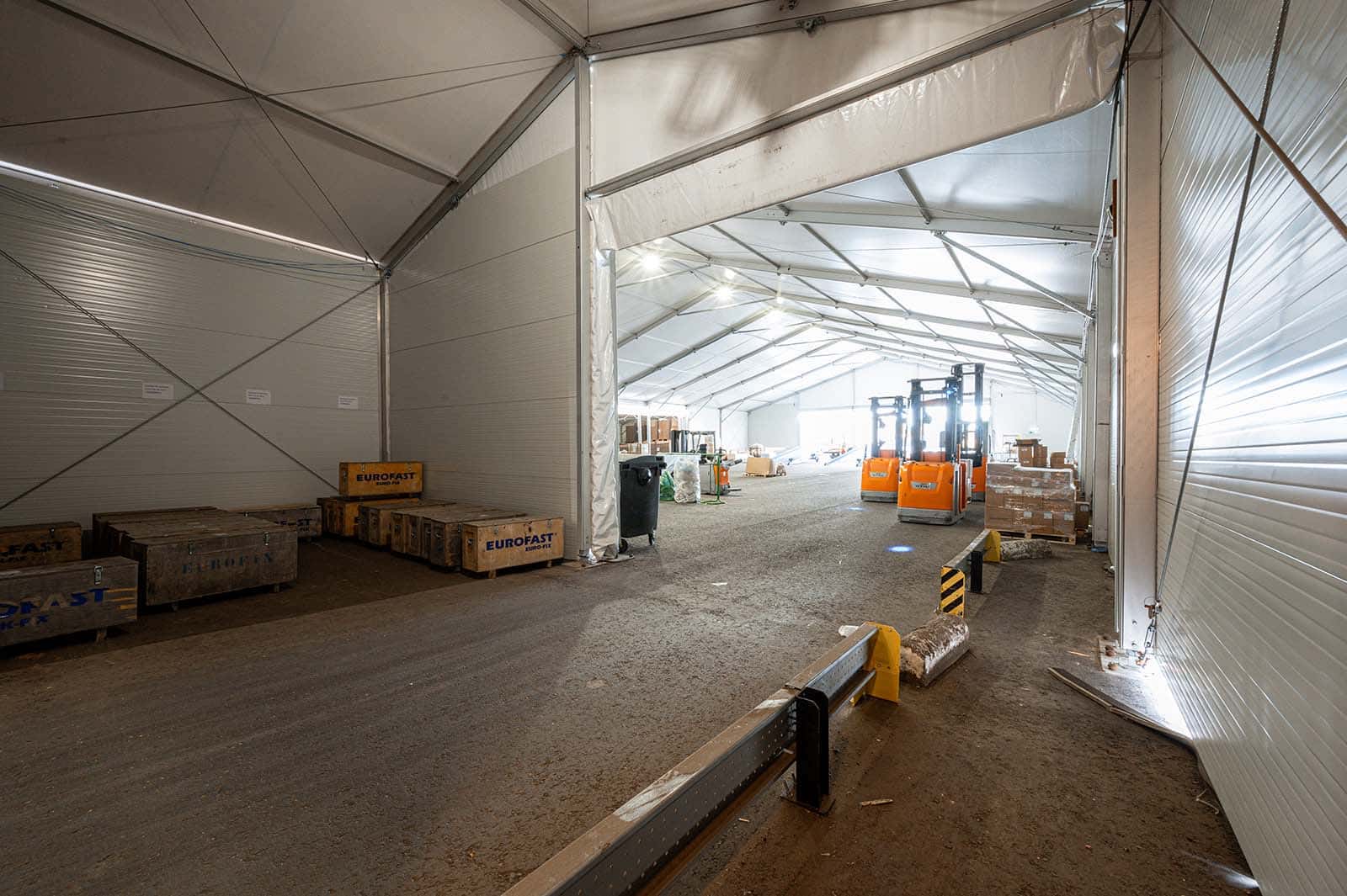 Kleine tenthal als koppeling tussen opslagtent en bestaand pand Eurofast Group