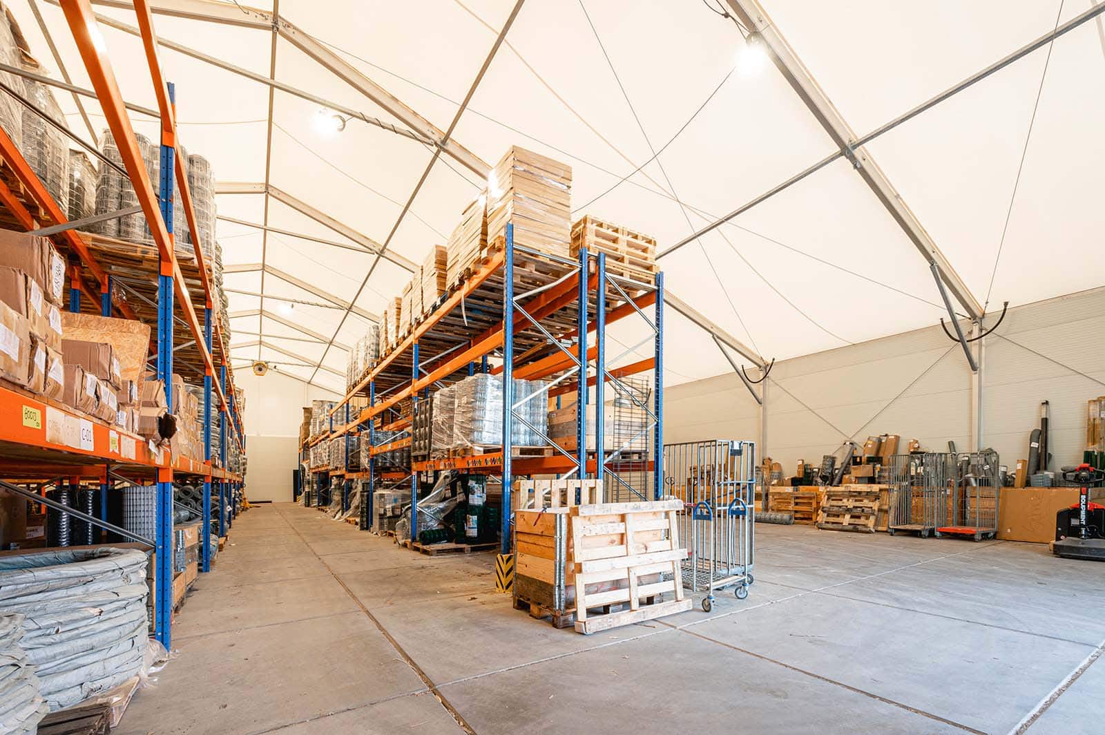 Stellingen in geïsoleerde opslagtent van Giga Shops