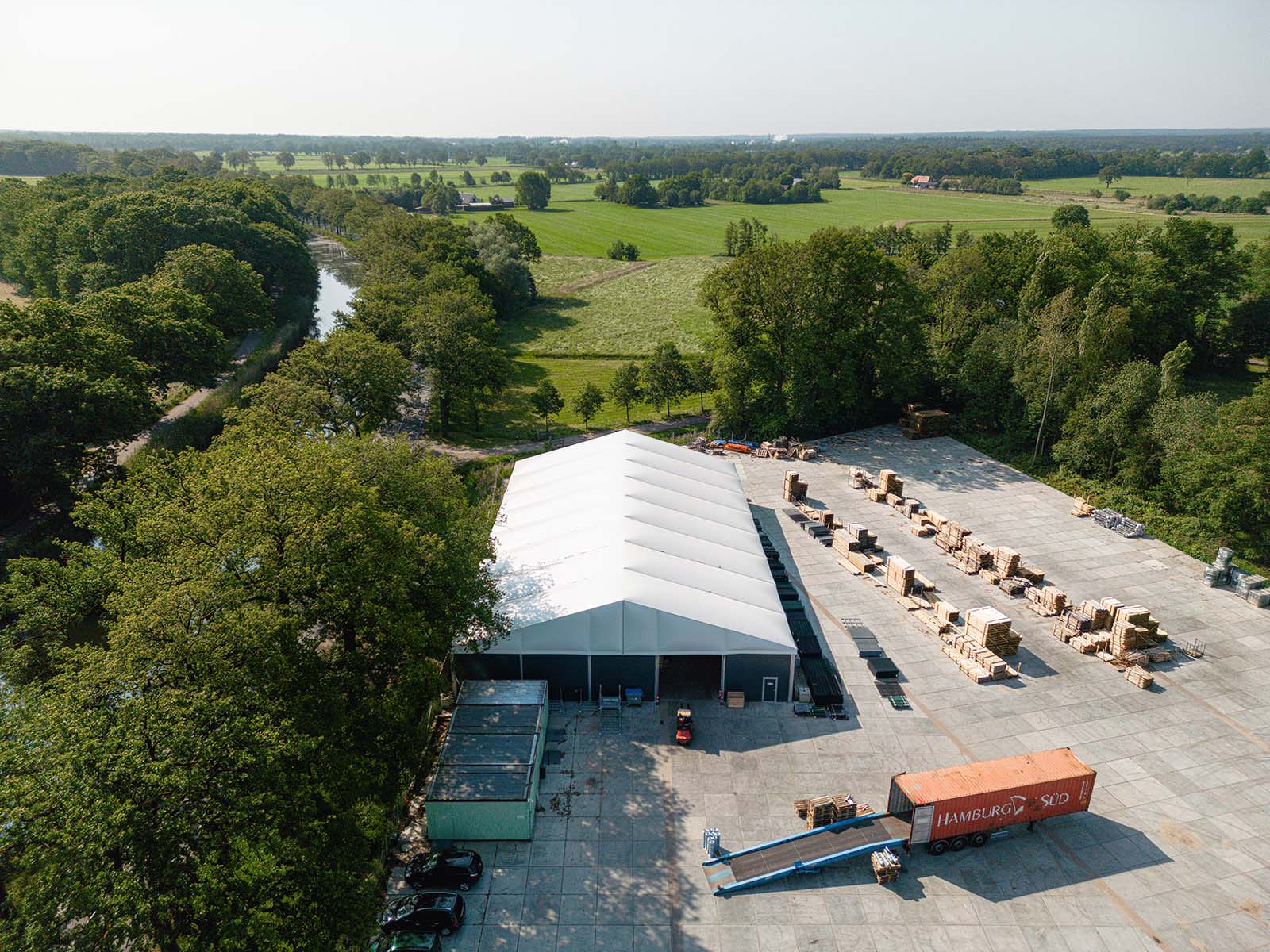 Dronebeeld gevelaanzicht Giga Shops volledig geïsoleerde tenthal