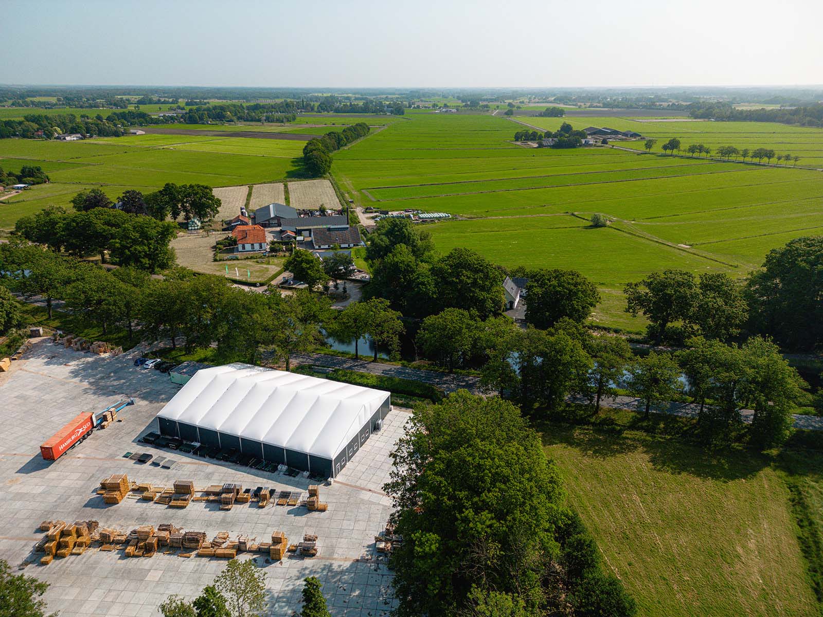 Dronebeeld met omgeving Giga Shops met tenthal