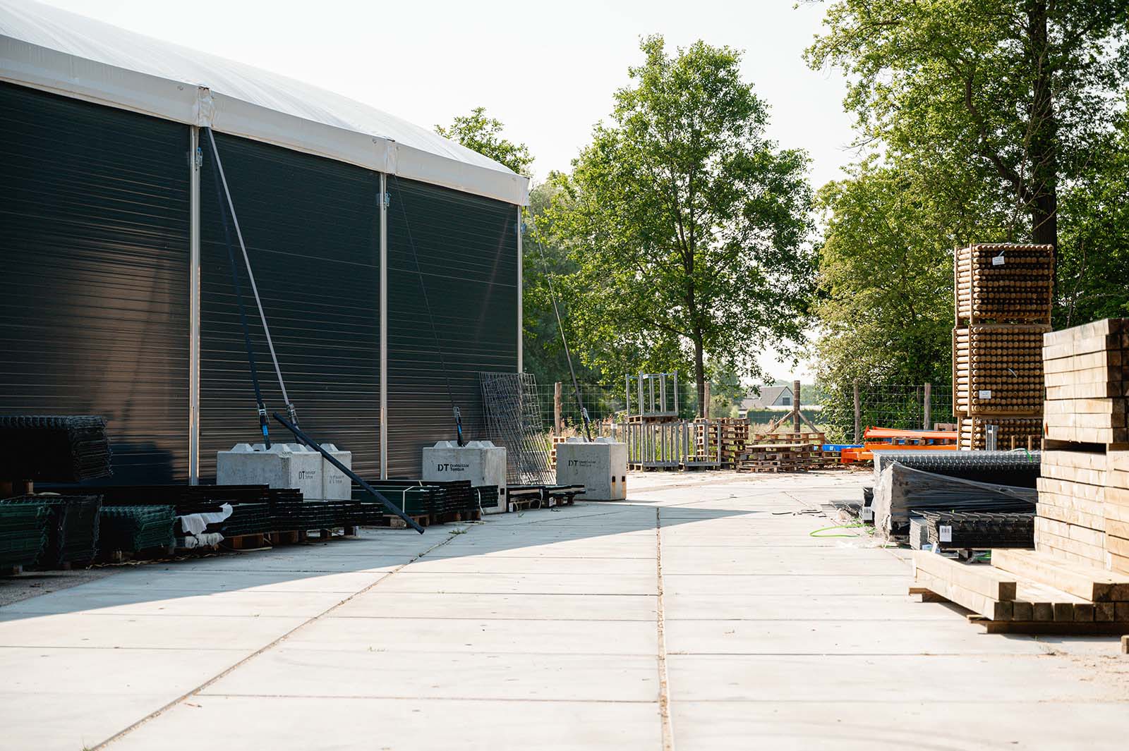Verankering van de tenthal middels betonblokken