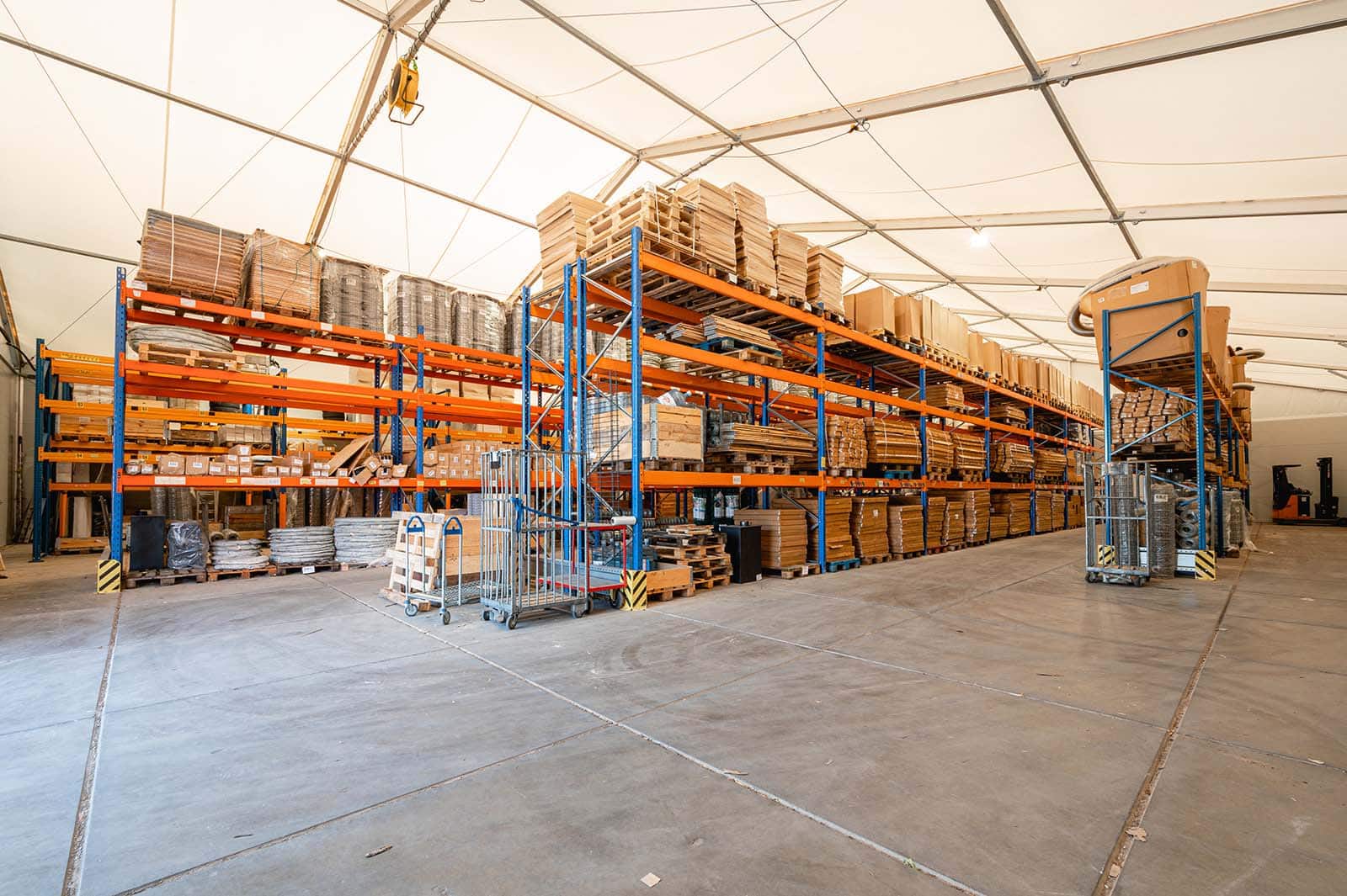 Binnenzijde opslaghal met stellingen voor Giga Shops
