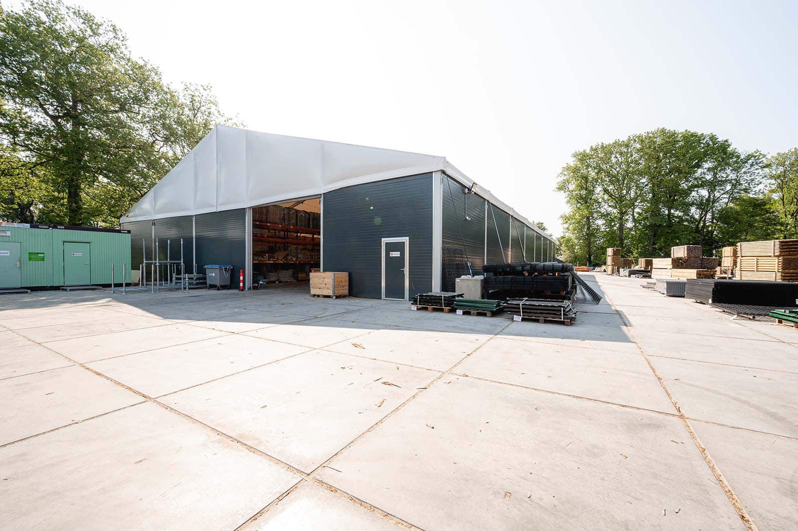 Doorkijkje ingang Giga Shops tenthal