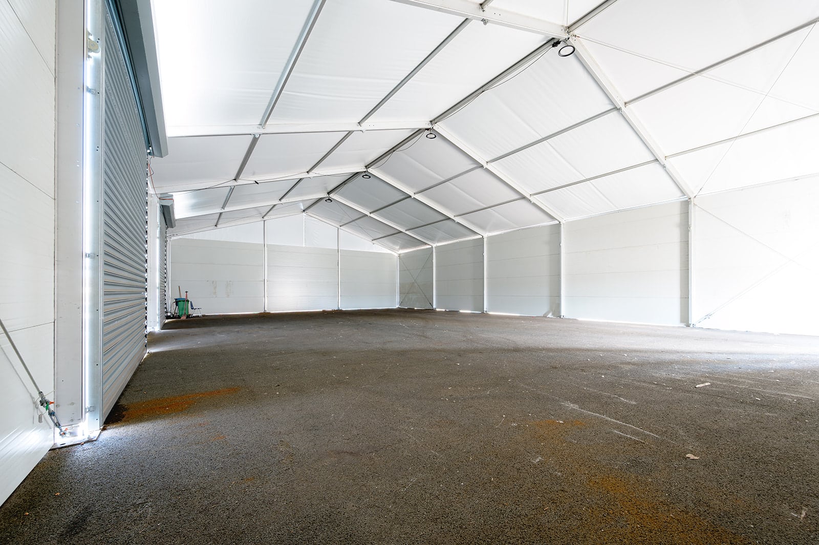 Binnenzijde met sandwichpanelen en pvc dakzeil AEB Amsterdam