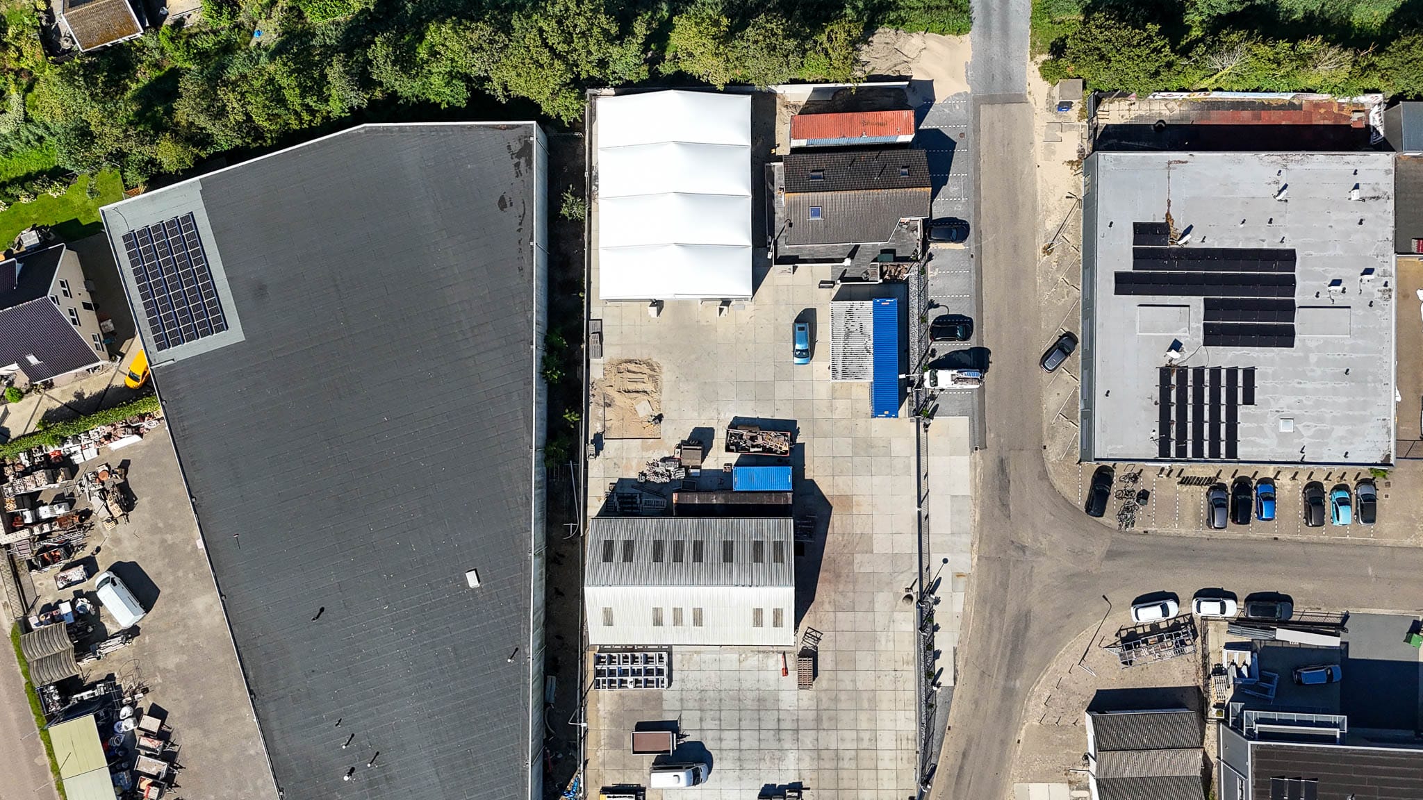 Bovenaanzicht tenthal en terrein De Branding