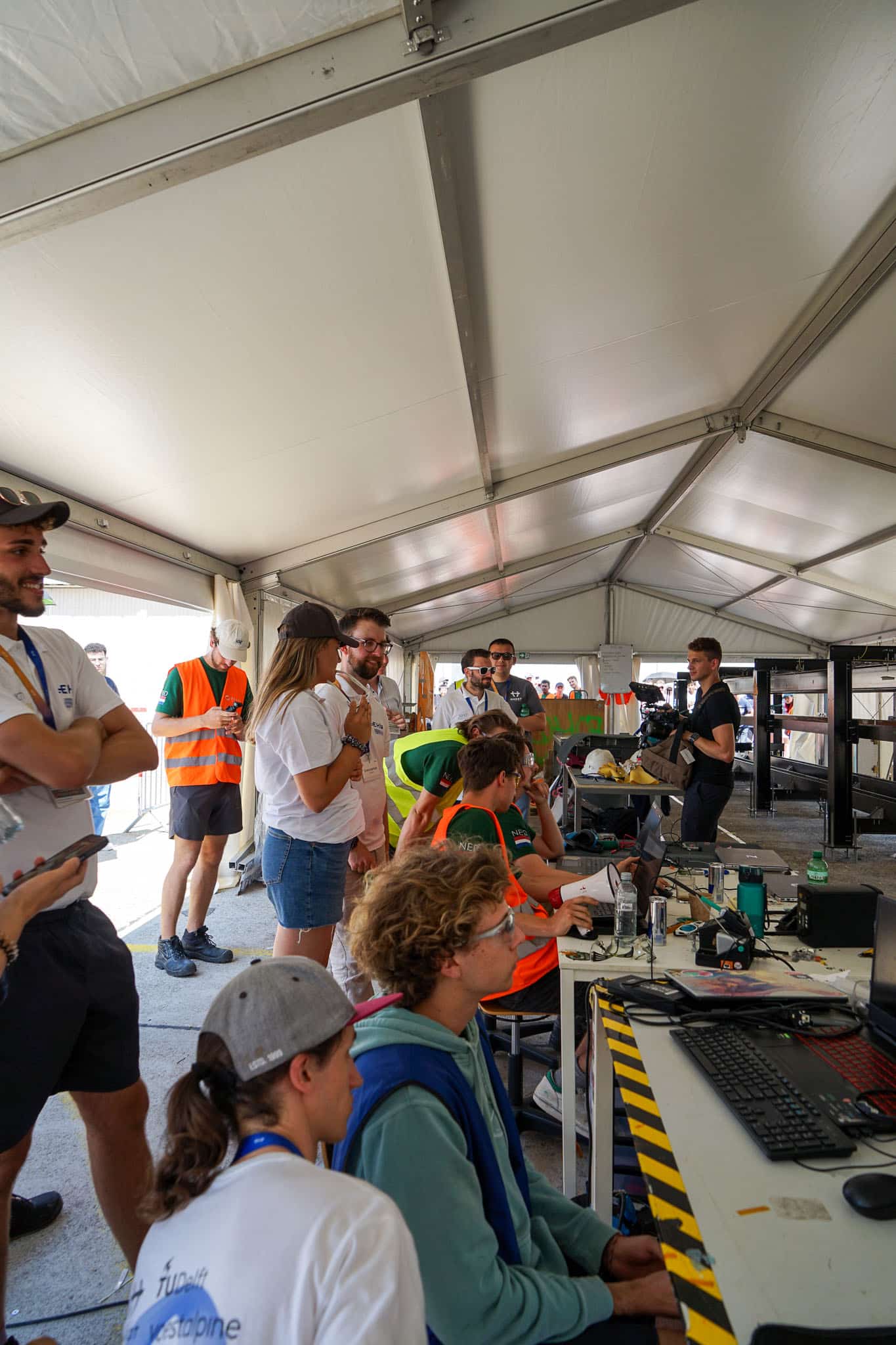 Volle tenthal tijdens demonstraties van de Delft Hyperloop Zürich