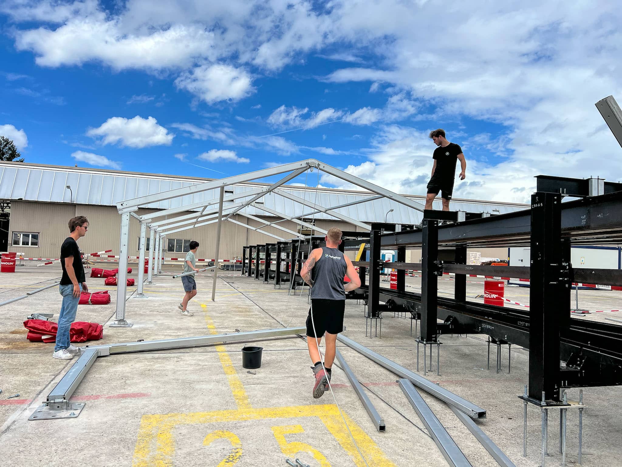 Donselaar montage team bouwt tenthal op voor Delft Hyperloop in Zürich