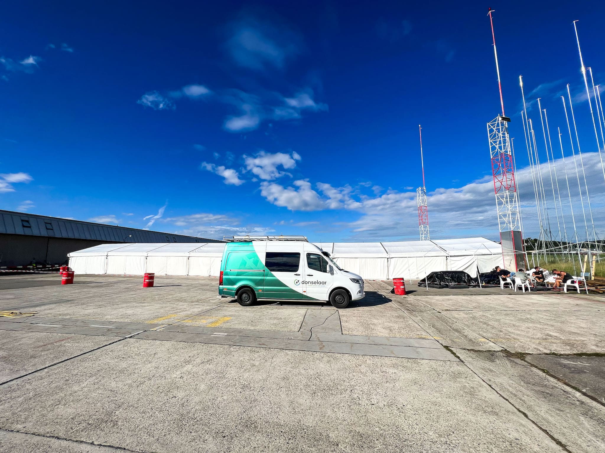 Donselaar bus in Zürich voor de ongeïsoleerd tenthal voor Delft Hyperloop