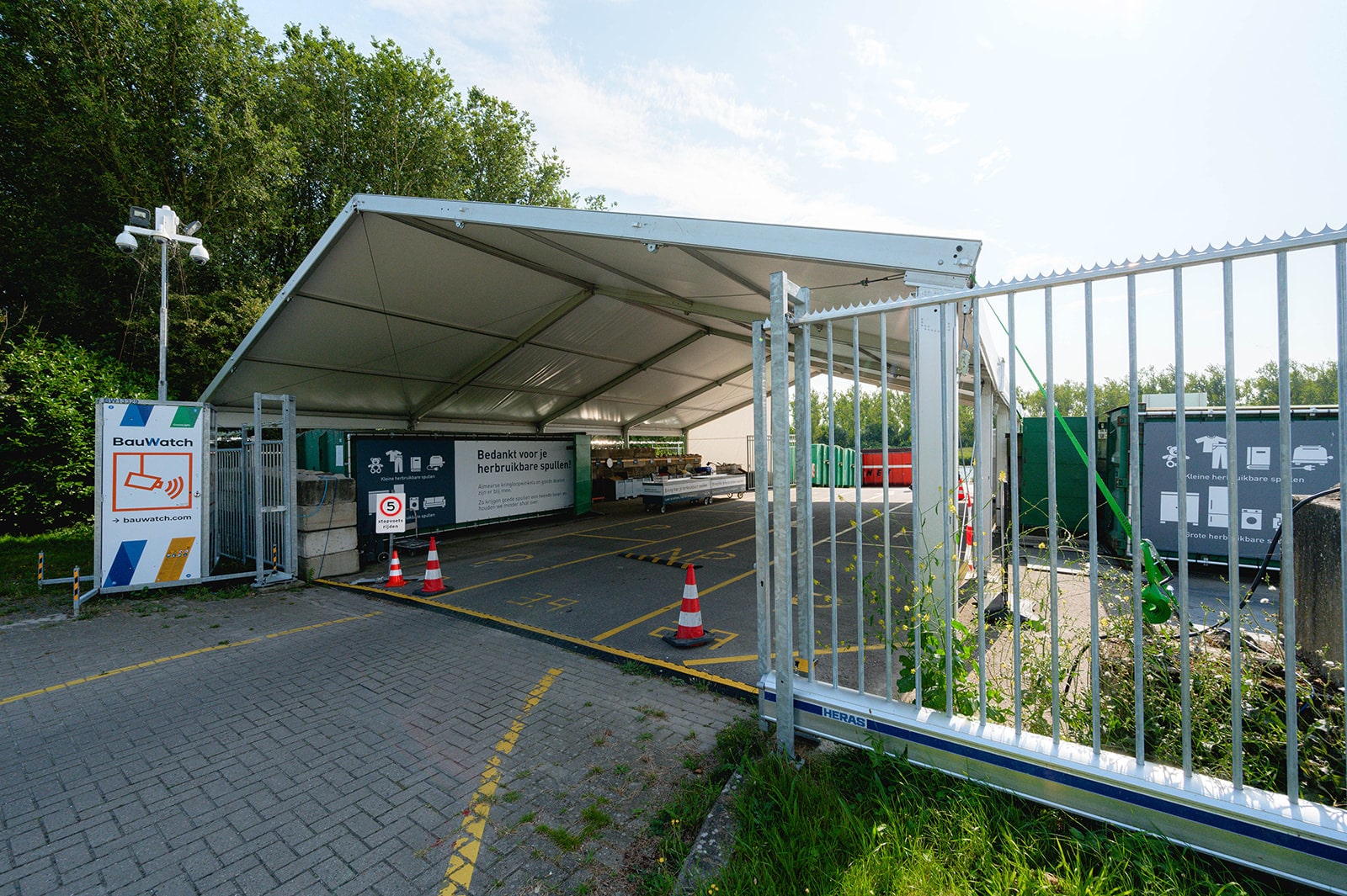 Ingang inleverpunt tweedehands artikelen Gemeente Almere