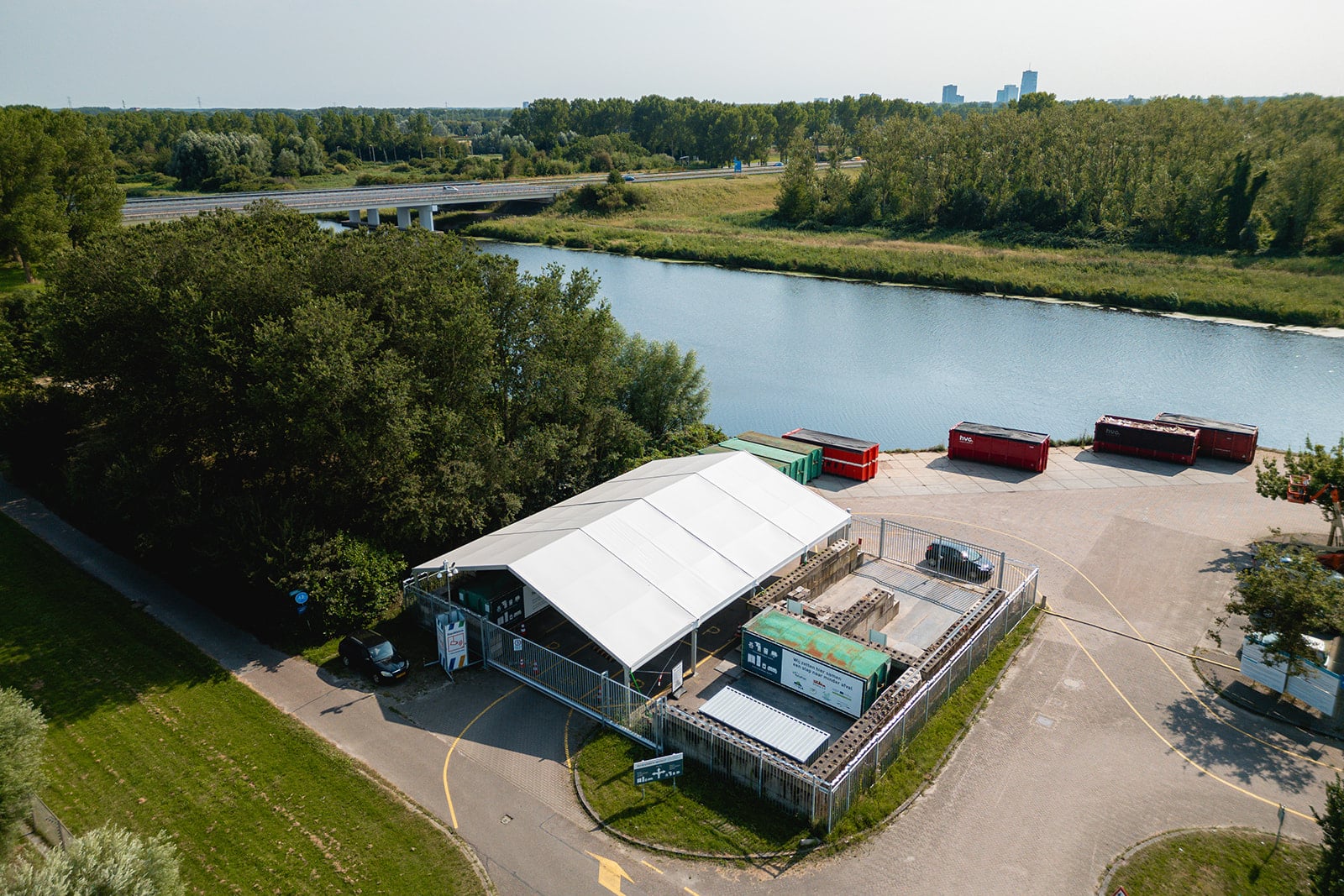 Overkapping inleverpunt tweedehands spullen Gemeente Almere