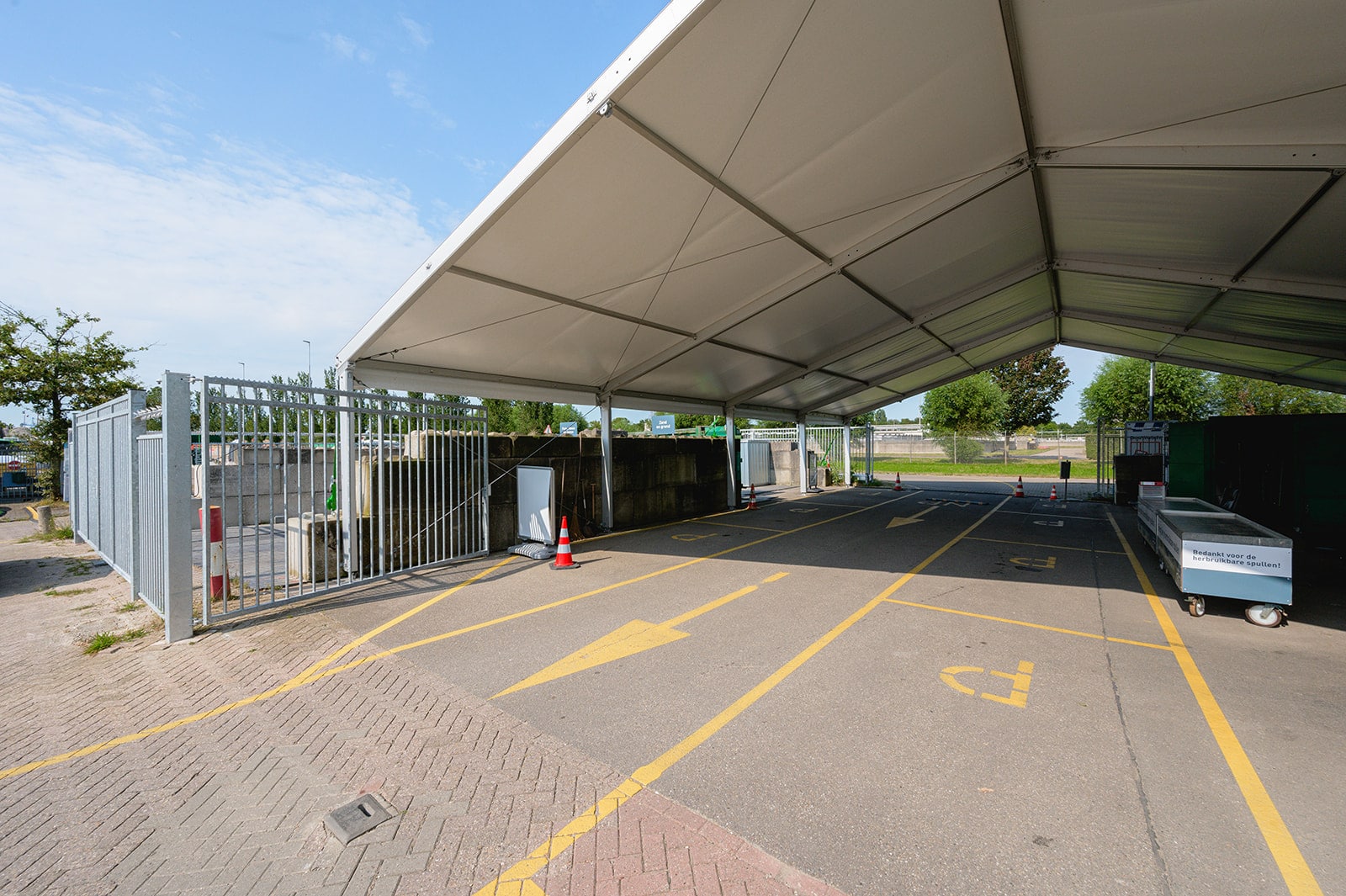 Doorkijk overkapping inzamelingspunt tweedehands artikelen Gemeente Almere