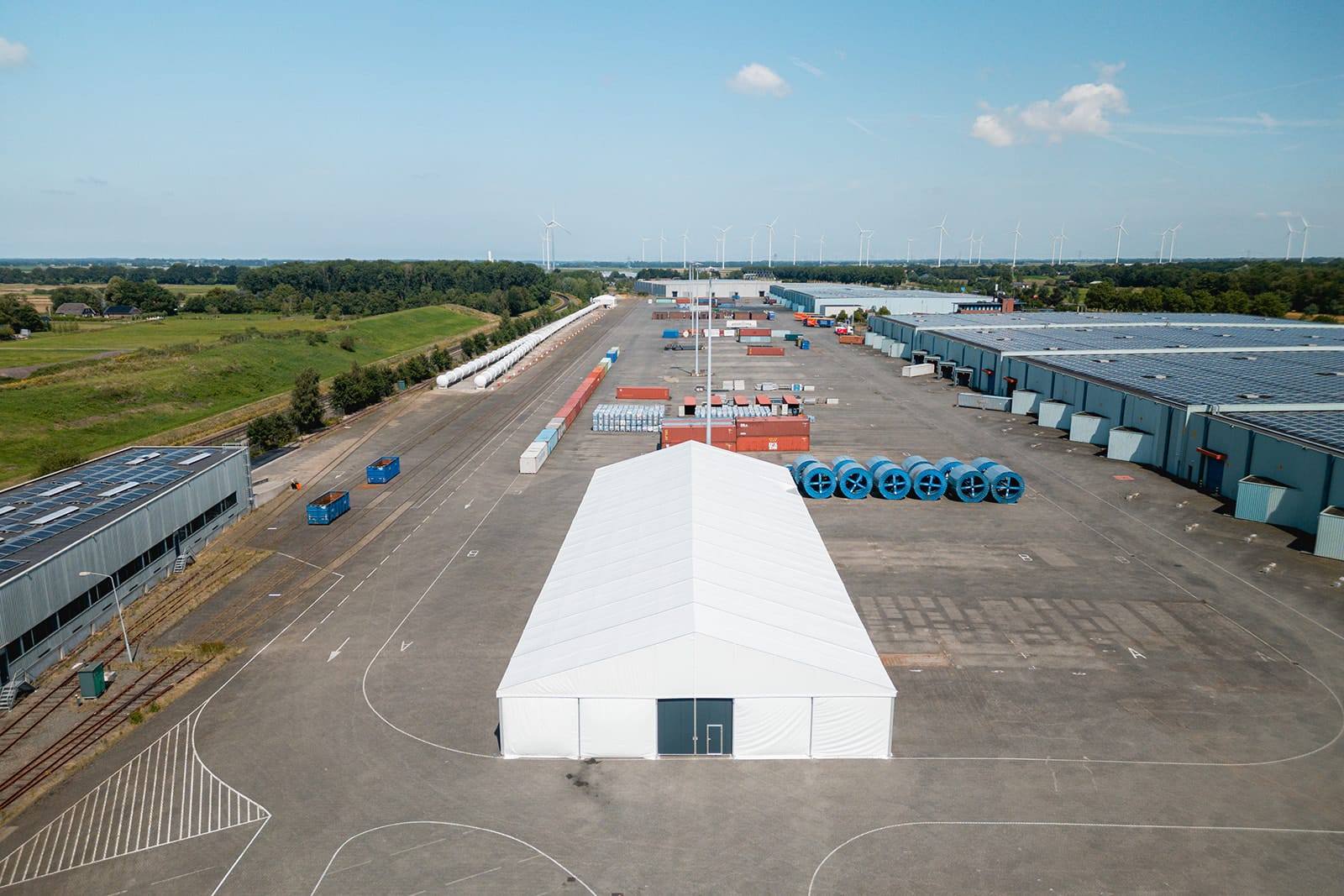 Gevelaanzicht in vogelperspectief van tenthal voor HUSA Logistics