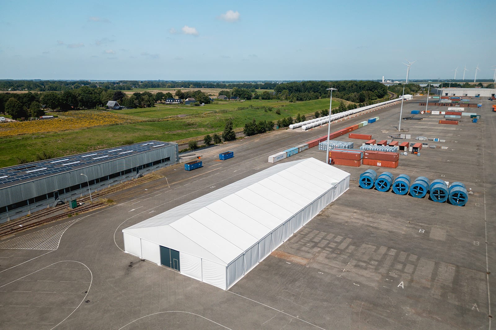 Ongeïsoleerde tenthal op industrieterrein groningen voor HUSA Logistics