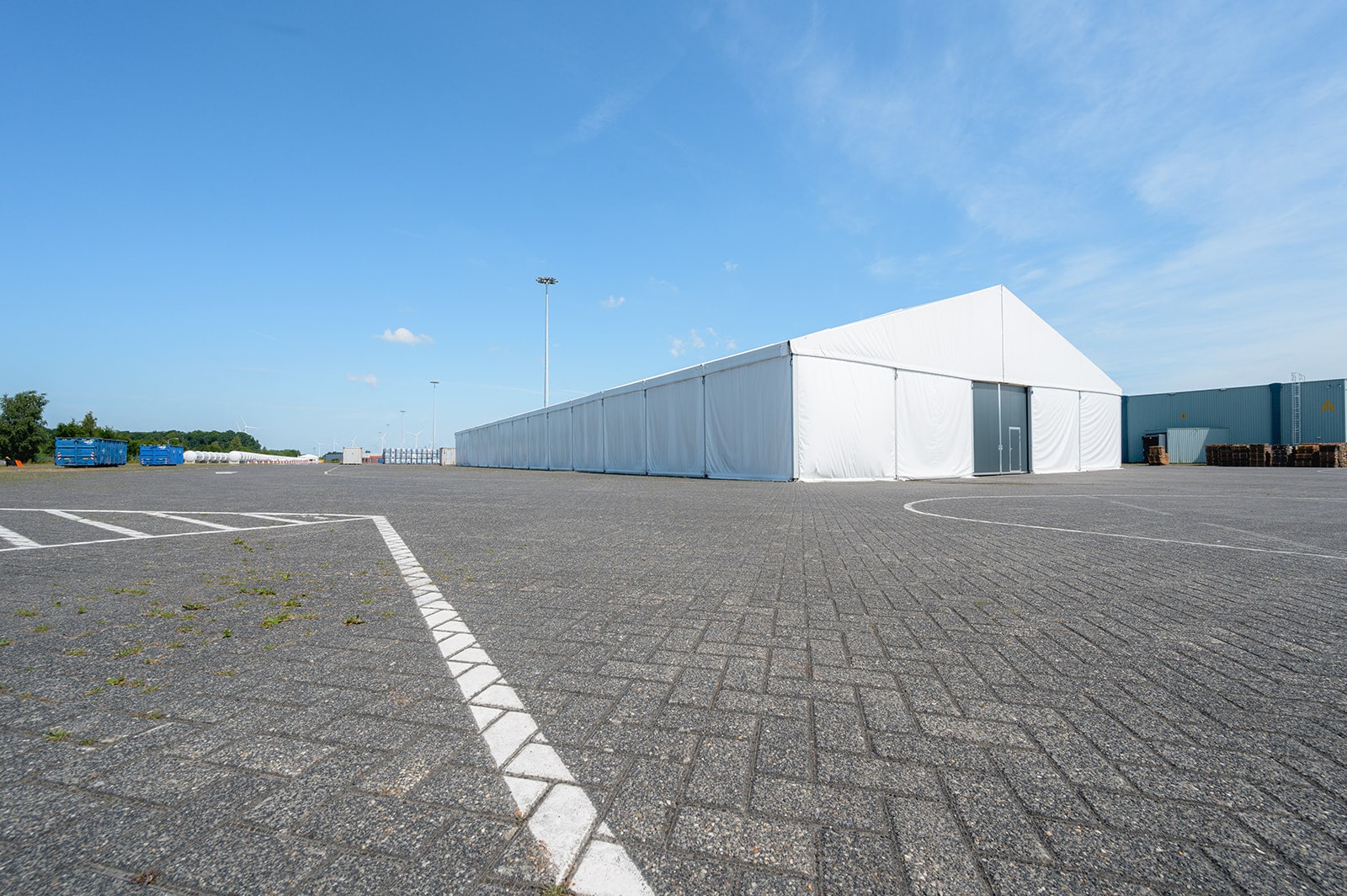 Ongeïsoleerde tenthal met handmatige schuifdeur in gevel voor HUSA Logistics