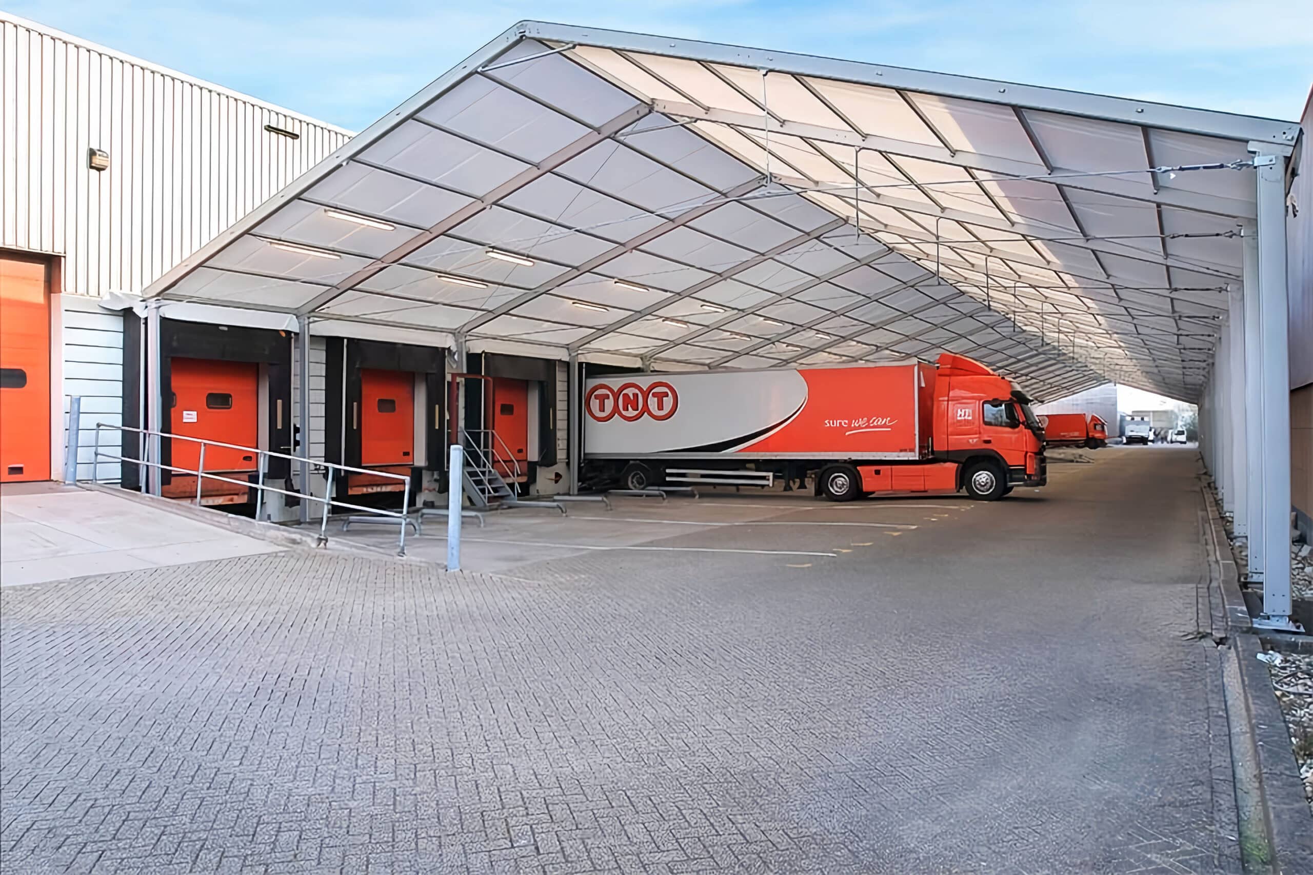 105-meter long canopy for TNT