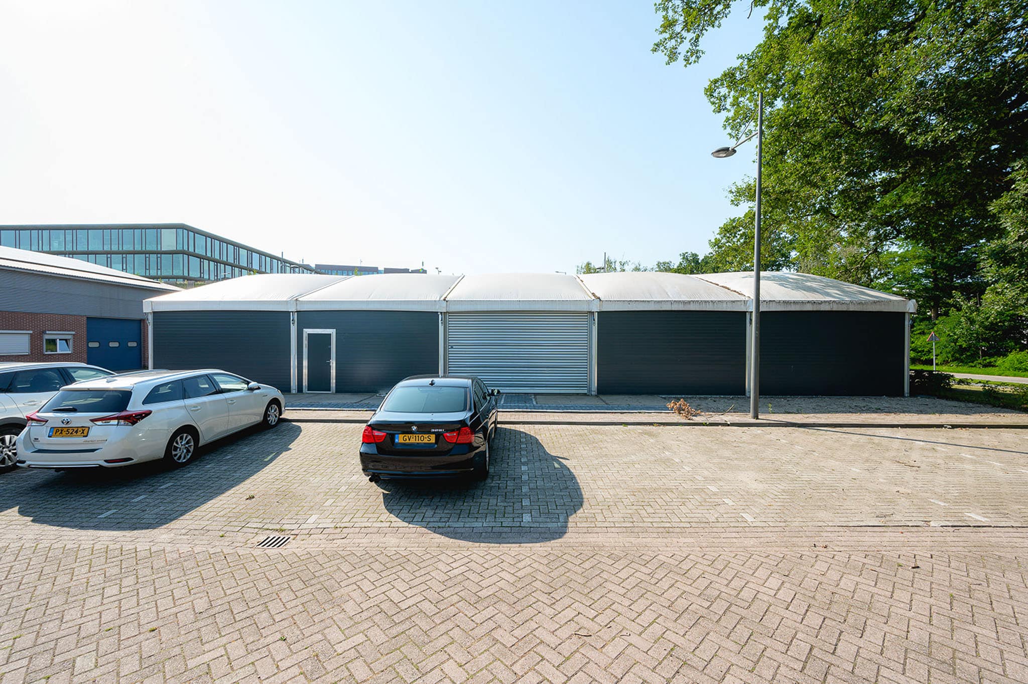 Volledig geïsoleerde tenthal met elektrische roldeur en loopdeur voor Wageningen University & Research