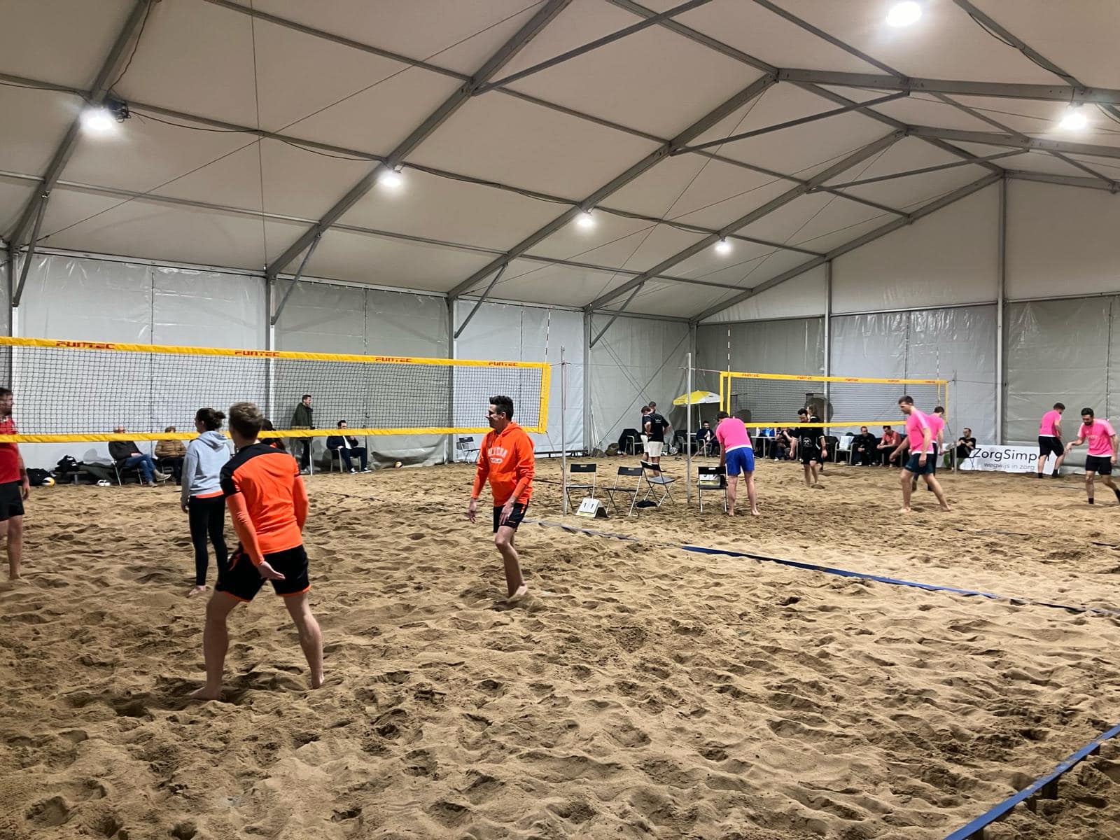 Beachvolleyballen in een tenthal als sportaccommodatie
